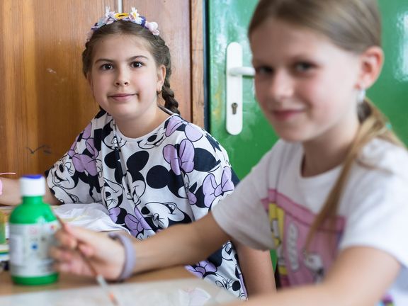 Když děti nerozumí, pomáhají si třeba překladačem v mobilu. Porozumět jim pomáhají i čeští spolužáci. 