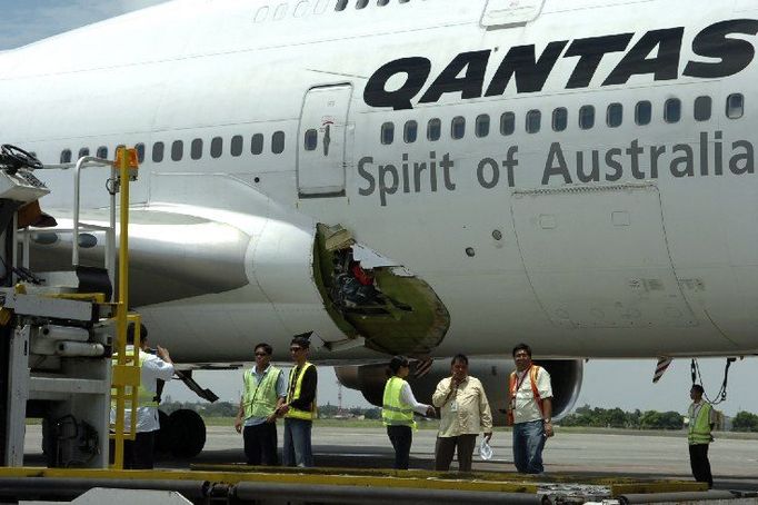 Letadlo společnosti Qantas, které bylo kvůli vzniklému otvoru v trupu nuceno nouzově přistát na letišti v Manile