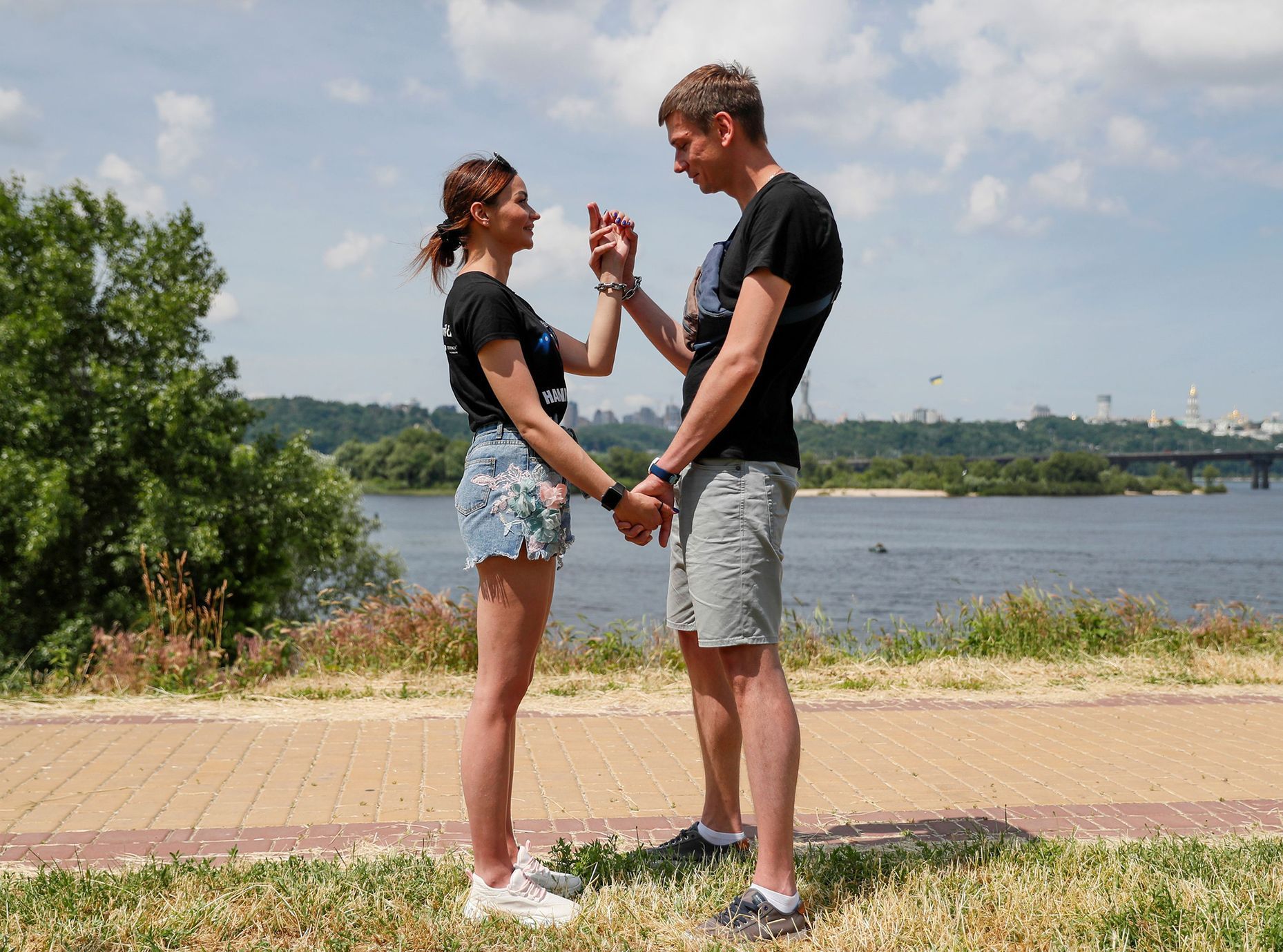 Alexandra Kudlaj a Viktoria Pustovitovová se k soobě připoutali řetězem na 123 dní, aby upevnili svůj vztah. Skončilo to rozchodem.