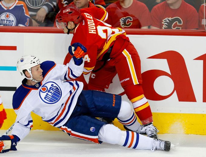 Jiřímu Hudlerovi (vpravo) se premiéra v dresu Calgary vydařila. V derby s Edmontonem nahrál na vítězný gól, v tomto momentu pak srazil k zemi jednoho z beků Edmontonu.