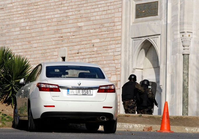 Příslušníci speciálních jednotek pronikají do paláce Topkapi v Istanbulu, aby zneškodnili střelce.