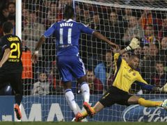 Didier Drogba střílí vítězný gól