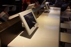 McDonald’s instaluje na stoly tablety