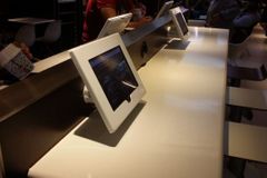 McDonald’s instaluje na stoly tablety
