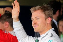 Déšť Mercedes nespláchl. Dvouhodinovou kvalifikaci plnou havárií vyhrál Rosberg