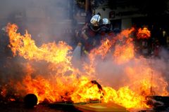 Pařížskou stávku za klima narušili násilnostmi radikálové, policie proti nim zasáhla