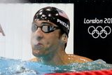 Historický úspěch: Michael Phelps. Nebyl sice tak suverénní jako v Pekingu, nicméně i tak získal čtyři zlaté medaile (šest cenných kovů celkem) a s dvaadvaceti medailemi z olympiád se stal nejúspěšnějším sportovcem všech dob. Na dalších Hrách v Riu de Janeiru už se plavecká legenda ale nepředstaví. „Skončil jsem,“ prohlásil suše Phelps po posledním závodě.