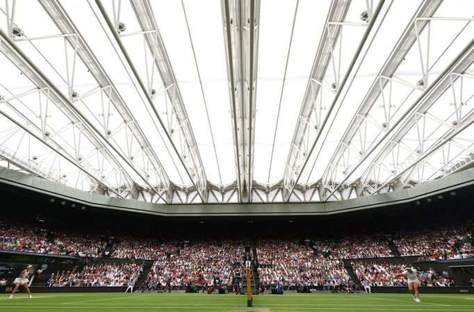 Zatažená střecha centrálního kurtu během finále Wimbledonu 2023 Vondroušová  -  Džábirová