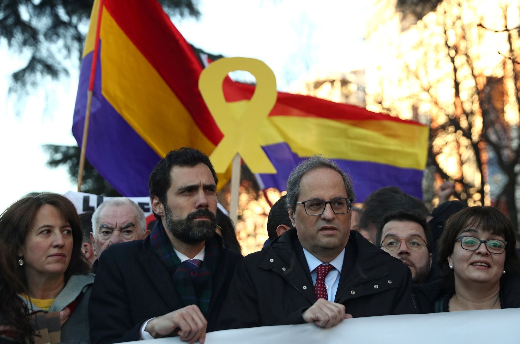 Katalánští lídři u soudu, který rozhoduje o jejich kolezích. Muž vpravo je katalánský premiér Quim Torra.