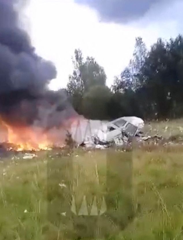 Jeden ze svědku pádu letounu zachytil trosky svým mobilem.