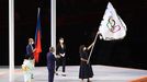 Slavnostní zakončení OH 2020 v Tokiu - starostka Paříže Anne Hidalgová s olympijskou vlajkou