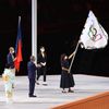 Slavnostní zakončení OH 2020 v Tokiu - starostka Paříže Anne Hidalgová s olympijskou vlajkou
