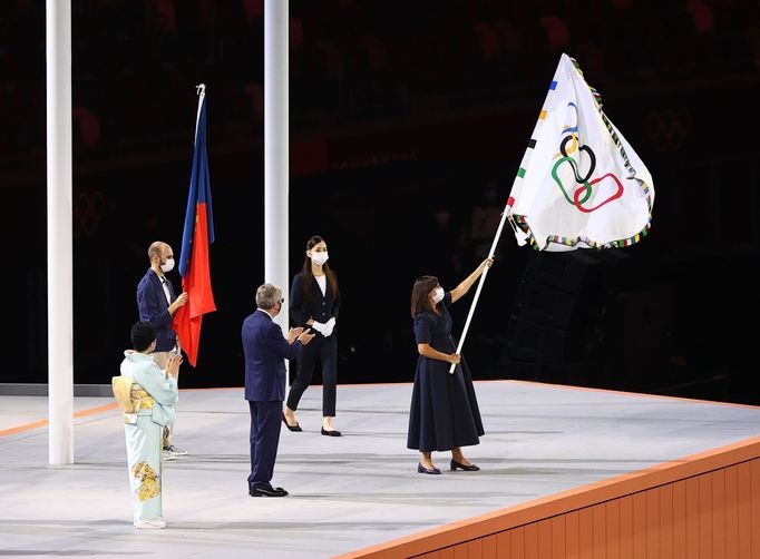 Slavnostní zakončení OH 2020 v Tokiu - starostka Paříže Anne Hidalgová s olympijskou vlajkou