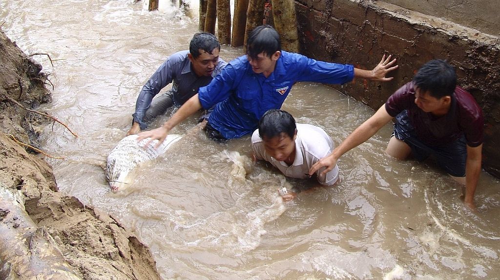 Záplavy ve Vietnamu poté, co ho zasáhla bouře Nesat