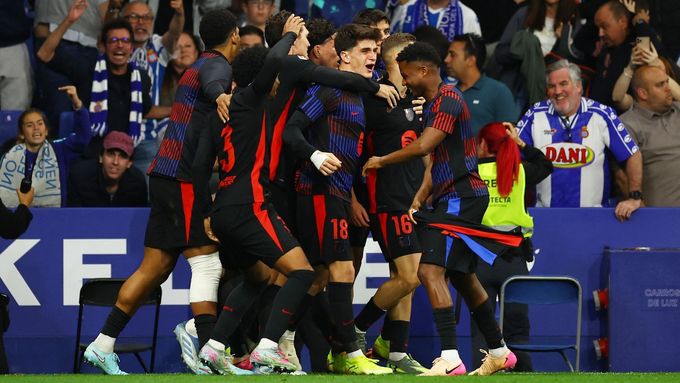 Fotbalisté Barcelony slaví druhý gól v zápase s Espaňolem, po němž už bylo jasné, že jim vítězství a titul nikdo nevezme