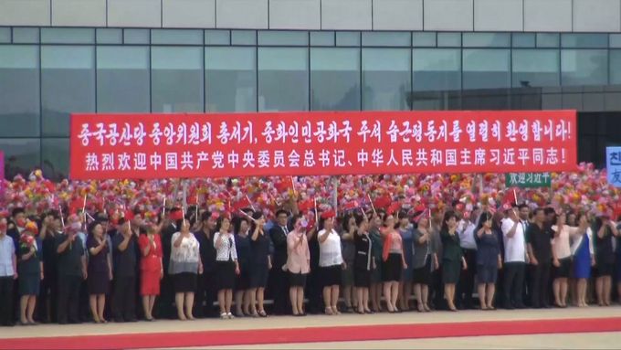 Čínského prezidenta vítají v Pchjongjangu davy lidí