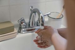 Zažloutlé bělmo vůbec nemusí nastat. Expert radí, jak spolehlivě poznat žloutenku