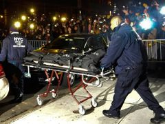 Policie odváží mrtvé tělo Heathe Ledgera z jeho newyorského bytu