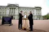 Radostnou zprávu sdělil Buckinghamský palác tradiční listinou na tabulce za svými branami.