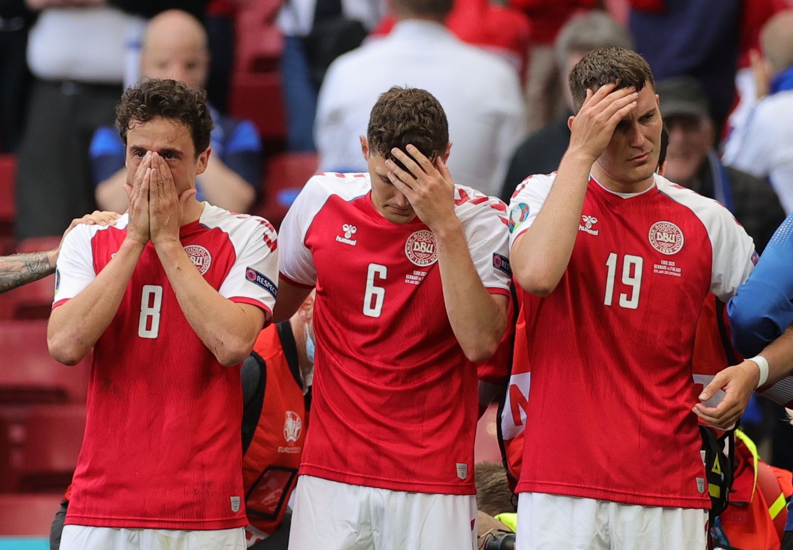Zdrcení dánští hráči sledují boj o život Christiana Eriksena v zápase Dánsko - Finsko na ME 2020