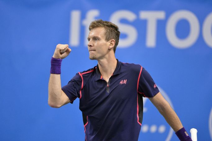 Tomáš Berdych slaví čtvrtfinálový triumf na turnaji ve Stockholmu nad Grigorem Dimitrovem.