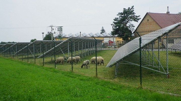 Nechte nás vyrábět si elektřinu, žádají obce po Babišovi. Po dotacích ale sahají obři