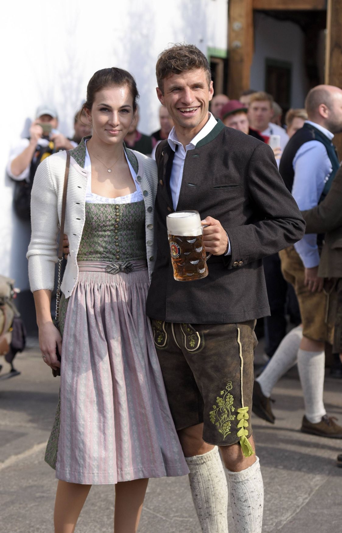Bayern Mnichov na Oktoberfestu 2015: Thomas Müller a manželka Lisa