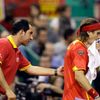 Španělský kapitán Albert Costa povzbuzuje Ferrera