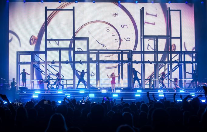 Snímek z koncertu Kylie Minogue v pražské O2 areně z listopadu 2014.