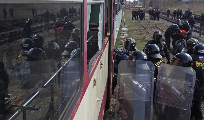 Policie nacvičuje v České Třebové zásah proti běsnícím fotbalovým fanouškům ve vlaku. Česká republika totiž bude jednou z hlavních tranzitních zemích při fotbalovém ME 2012 v Polsku a na Ukrajině.