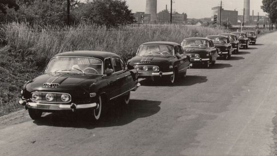 Tatra 603 v první verzi ještě se třemi světlomety vpředu.