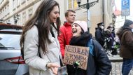 Tak několik desítek studentů na protest proti ministru Vlastimilu Válkovi.