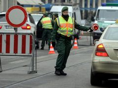 Policie v Mnichově kontroluje auta. Město se jako každý rok touto dobou chystá na slet světových lídrů, který z bavorské metropole na tři dny učiní hlavní město světových debat o bezpečnosti