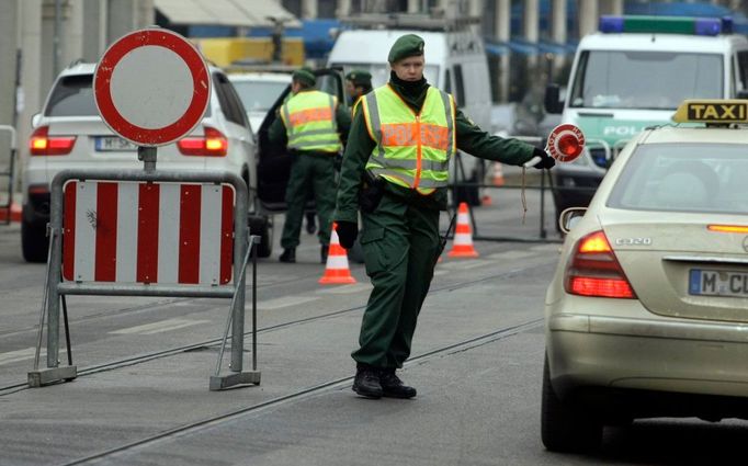 Policie v Mnichově kontroluje auta. Město se jako každý rok touto dobou chystá na slet světových lídrů, který z bavorské metropole na tři dny učiní hlavní město světových debat o bezpečnosti