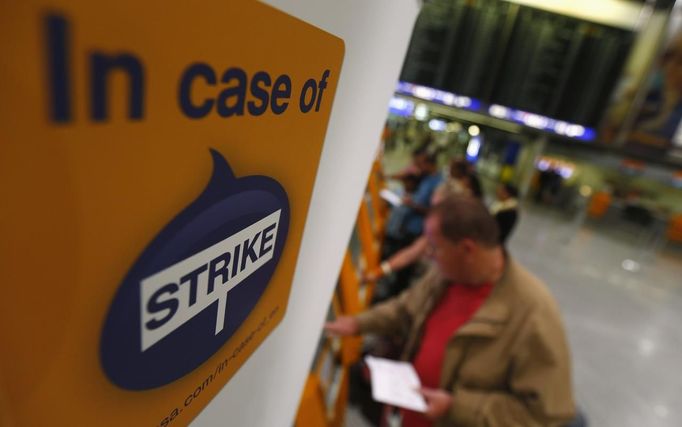 Passengers are seen next to an advertisement for German air carrier Lufthansa information system, which reads "In case of strike" at an electronic check-in terminal at the Fraport airport in Frankfurt August 31, 2012. Lufthansa passengers face widespread flight disruption from Friday after cabin crew representatives said they would start a series of strikes over pay and cost-cutting measures at Germany's largest airline. The UFO union, which represents around two-thirds of Lufthansa's 19,000 cabin crew, late on Thursday called on its members to strike from 0300 GMT to 1100 GMT on Friday in Frankfurt. REUTERS/Kai Pfaffenbach (GERMANY - Tags: BUSINESS EMPLOYMENT CIVIL UNREST TRANSPORT) Published: Srp. 31, 2012, 4:46 dop.