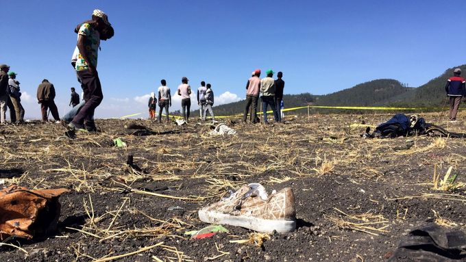 První záběry z místa leteckého neštěstí v Etiopii