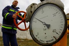 Gazpromu klesl zisk, musel vracet peníze za drahý plyn