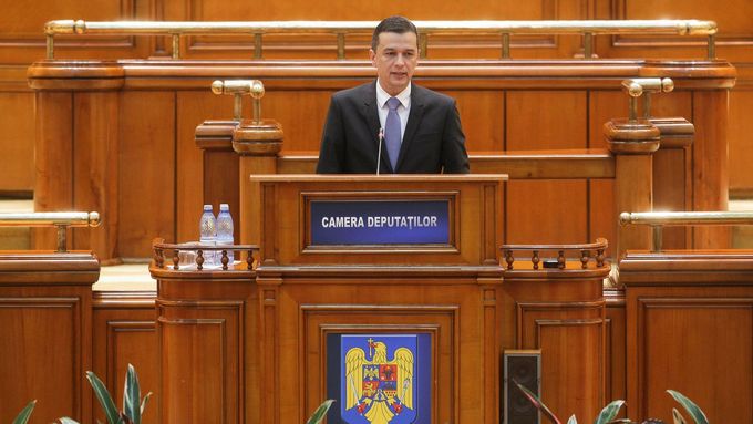Nový rumunský premiér Sorin Grindeanu během svého projevu v parlamentu.