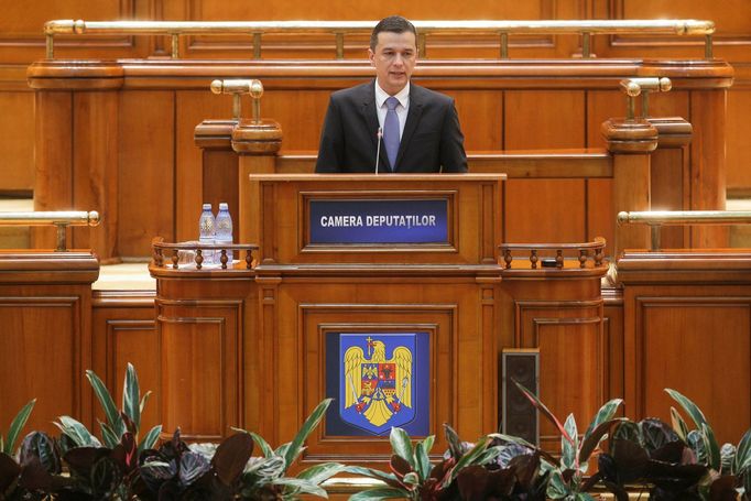 Nový rumunský premiér Sorin Grindeanu během svého projevu v parlamentu.