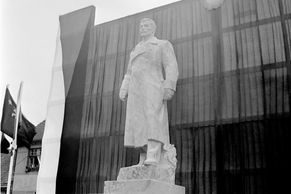 Rusové chtěli dát sochu Stalina před českou ambasádu. Komárov ji nakonec neprodal