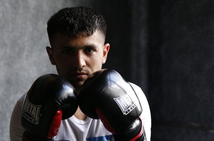 Unemployed Belgian Mohamed Sammar poses as he takes part in a "Fit for a job" boxing class in Brussels June 14, 2013. Sammar, 27, has been looking for a job in the construction sector for 2 years. "Fit for a job" is the initiative of former Belgian boxing champion Bea Diallo, whose goal was to restore the confidence of unemployed people and help them find a job through their participation in sports. Picture taken June 14, 2013. REUTERS/Francois Lenoir (BELGIUM - Tags: SPORT BOXING SOCIETY TPX IMAGES OF THE DAY BUSINESS EMPLOYMENT) Published: Čec. 5, 2013, 4:07 odp.