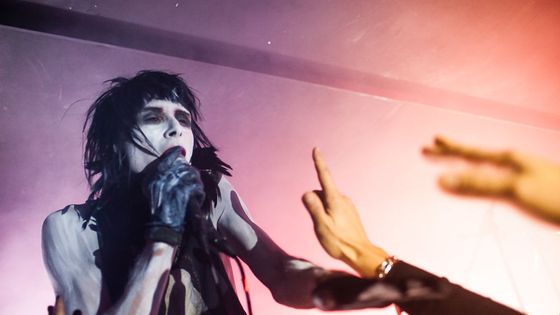 Fotky: Bizarní kostýmy a pořádné nasazení. IAMX zahráli dvakrát v Praze