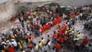 Rescue workers try to rescue trapped garment workers in the Rana Plaza building which collapsed, in Savar, 30 km (19 miles) outside Dhaka April 24, 2013. A block housing garment factories and shops collapsed in Bangladesh on Wednesday, killing nearly 100 people and injuring more than a thousand, officials said.REUTERS/Andrew Biraj (BANGLADESH - Tags: DISASTER BUSINESS) Published: Dub. 24, 2013, 3:34 odp.