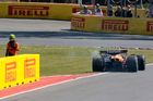 Souboj pilotů McLarenu skončil zbytečnou kolizí, v Montrealu se radoval Russell