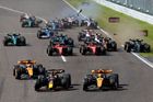 Verstappena v Japonsku stíhají dva McLareny, Pérez se chystá zpět na trať