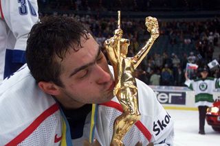 Roman Čechmánek líbá trofej mistrů světa na šampionátu v Petrohradu v roce 2000.