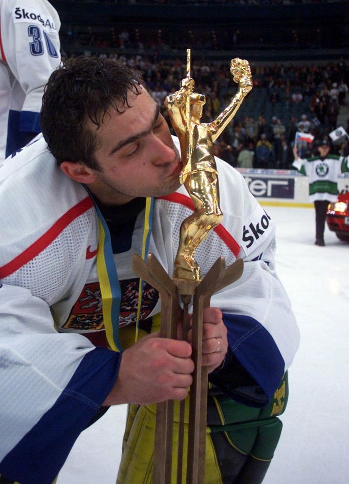 Roman Čechmánek líbá trofej mistrů světa na šampionátu v Petrohradu v roce 2000.