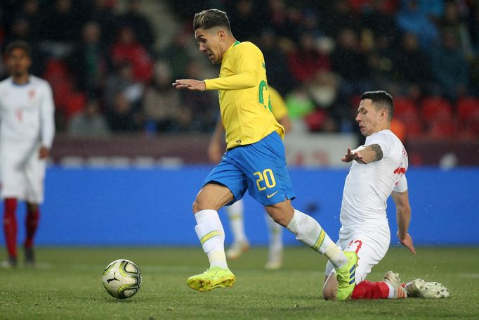 Marek Suchý a Roberto Firmino v přátelském zápase Česko - Brazílie.