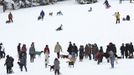 People gather to toboggan and walk their dogs in Central Park in New York, February 9, 2013. A blizzard pummelled the Northeastern United States, killing at least one person, leaving hundreds of thousands without power and disrupting thousands of flights, media and officials said. REUTERS/Carlo Allegri (UNITED STATES - Tags: ENVIRONMENT ANIMALS) Published: Úno. 9, 2013, 2:44 odp.