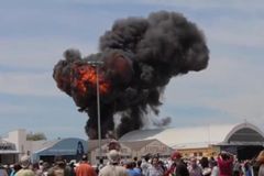 Video: Letadlo narazilo do hangáru, pilot zemřel